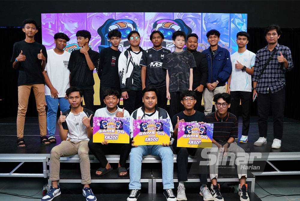 Tiga pasukan terbaik Pertandingan Mobile Legend anjuran Sinar Bestari dengan kerjasama Persatuan Esports Selangor. (Monster Vicious, Bring Me Horizon dan i7 Generation) - Foto: SINAR HARIAN/ MOHD HALIM ABDUL WAHID