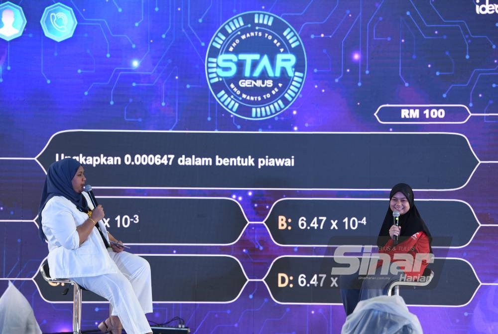 Madihah Nur Safiyyah Hanif Omar (kanan) ketika menjawab soalan pada pusingan akhir pertandingan &#039;Who wants to be a Genius Star&#039;.