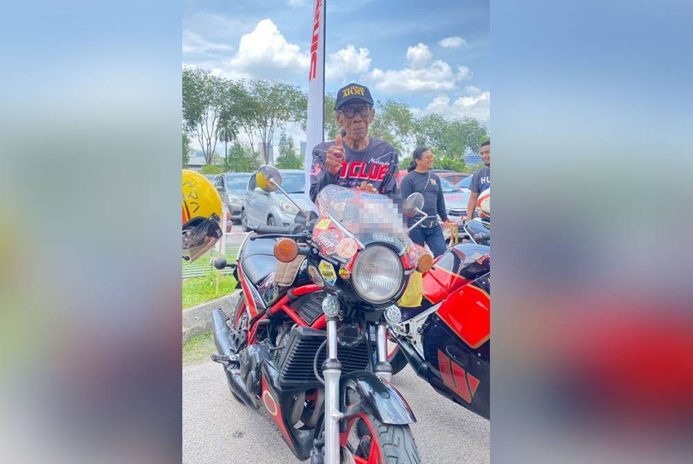 Kamaruddin bersama motosikalnya, Yamaha RD 250 yang dibeli pada 1998 menyertai Moto Show di pekarangan Kompleks Kumpulan Karangkraf, Shah Alam pada Ahad.