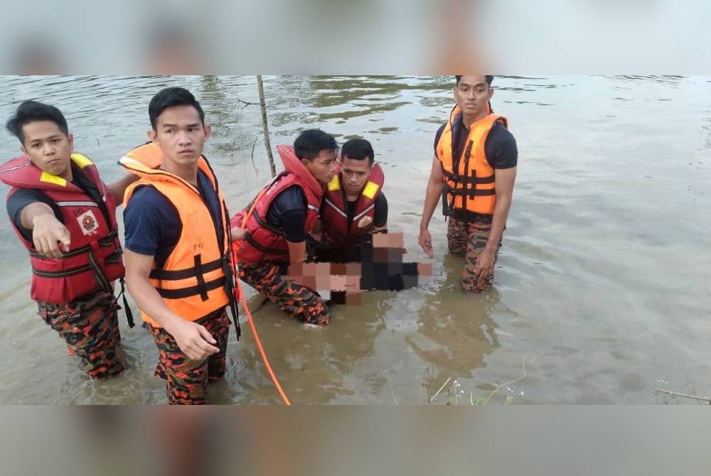 Bomba mengangkat mayat mangsa lemas di sungai di Jalan Nilam 1, Taman Cendana, Pasir Gudang pada Ahad.