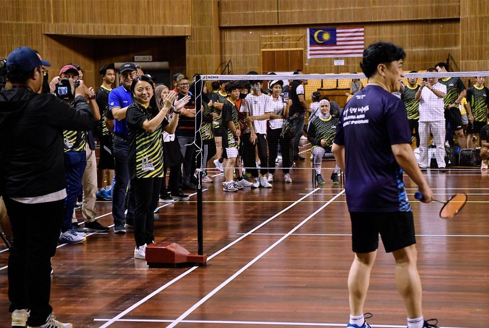 Hannah (dua, kiri) menyaksikan perlawanan persahabatan badminton pada Majlis 'Celerbrating 40th Aniversary of The Look East Policy Friendly Sports Game' di Stadium Juara pada Ahad. - Foto Bernama