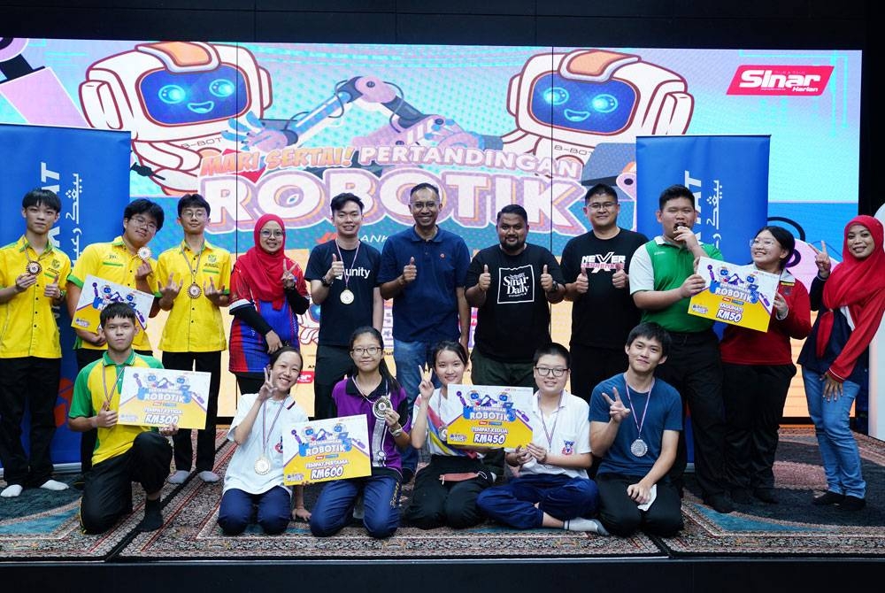 Pengurus Besar Jualan Iklan Sinar Harian, Airol Fadley Limin (berdiri, lima dari kanan) bersama pemenang Pertandingan Robotik pada Ahad.