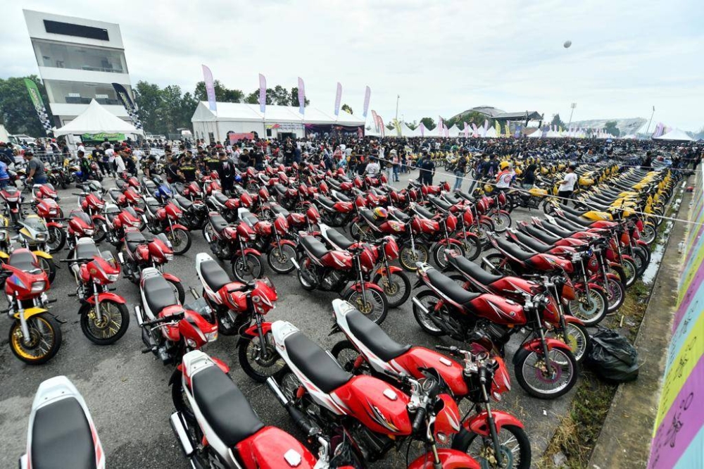 Sebahagian motosikal yang berada di Litar Permotoran Terengganu, Kompleks Sukan Gong Badak di Kuala Nerus sempena Himpunan RXZ Members 5.0 pada Jumaat dan Sabtu lalu. - FOTO: Urusetia Penerangan Darul Iman (UPDI)