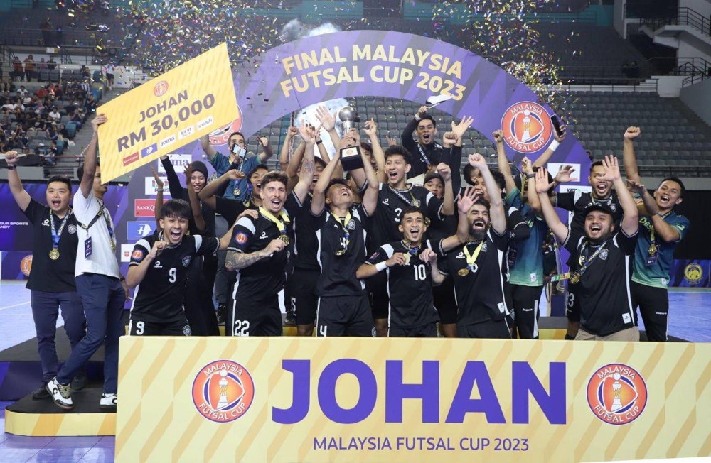 Barisan pemain dan pegawai Pahang Rangers meraikan kejayaan muncul juara Piala Futsal Malaysia 2023 di Stadium Malawati, Shah Alam sebentar tadi. - Foto: FB FAM