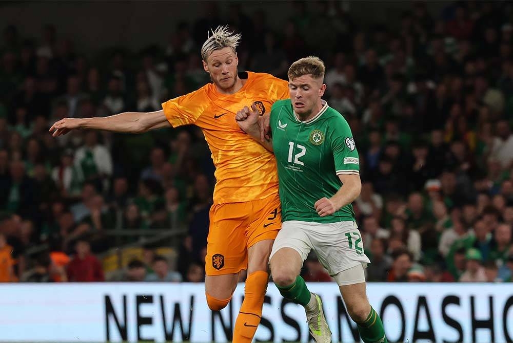 Weghorst (kiri) menjadi wira Belanda selepas meledak gol kemenangan ketika menentang Ireland. FOTO: AFP