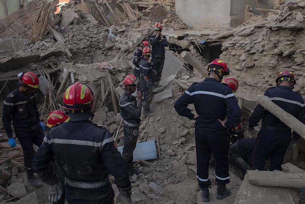 Sekurang-kurangnya 2,122 orang terbunuh manakala 2,421 cedera akibat gempa bumi kuat melanda Maghribi pada Jumaat. - Foto EPA