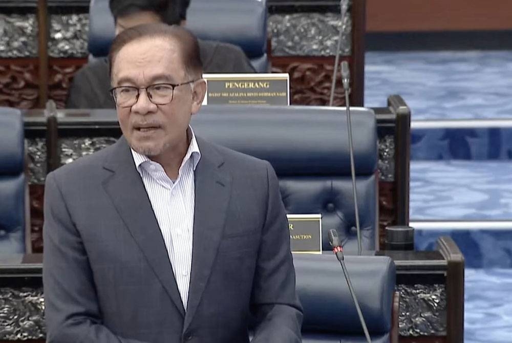 Anwar pada Isnin membentangkan Kajian Separuh Penggal (KSP) Rancangan Malaysia Ke-12 (RMK12) bertemakan ‘Malaysia Madani: Mampan, Sejahtera, Berpendapatan Tinggi’ pada Mesyuarat Khas Dewan Rakyat. - Foto Bernama