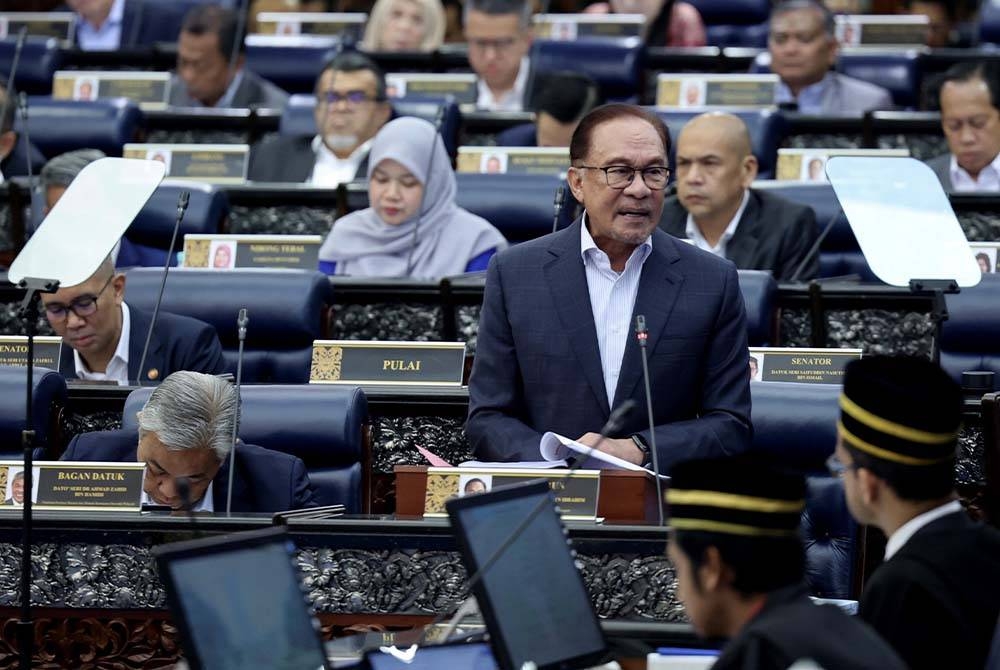 Anwar ketika membentangkan Kajian Separuh Penggal (KSP) Rancangan Malaysia Ke-12 (RMK12) bertemakan ‘Malaysia MADANI: Mampan, Sejahtera, Berpendapatan Tinggi’ pada Mesyuarat Khas Dewan Rakyat, pada Isnin. - Foto Bernama