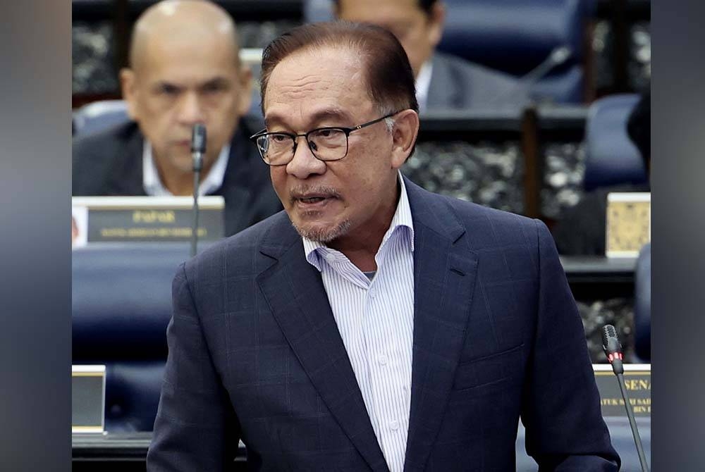 Anwar ketika membentangkan Kajian Separuh Penggal (KSP) Rancangan Malaysia Ke-12 (RMK12) bertemakan ‘Malaysia Madani: Mampan, Sejahtera, Berpendapatan Tinggi’ pada Mesyuarat Khas Dewan Rakyat, pada Isnin. - Foto Bernama