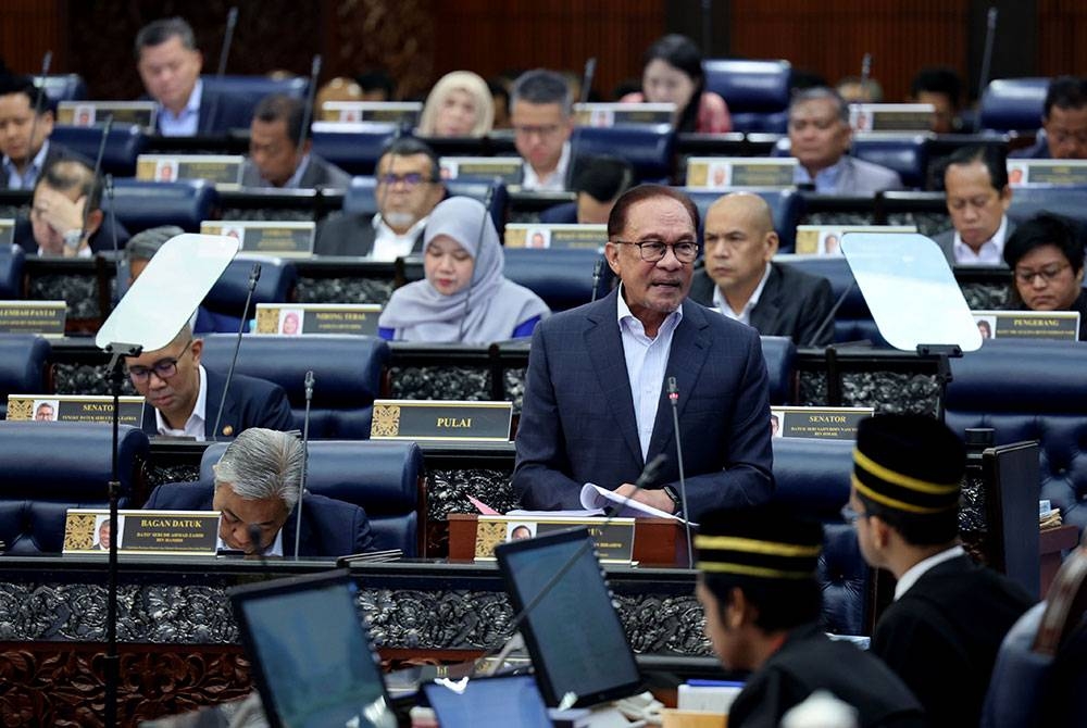 Anwar Ibrahim ketika membentangkan Kajian Separuh Penggal (KSP) Rancangan Malaysia Ke-12 (RMK12) bertemakan ‘Malaysia Madani: Mampan, Sejahtera, Berpendapatan Tinggi’ pada Mesyuarat Khas Dewan Rakyat pada Isnin. - Foto Bernama