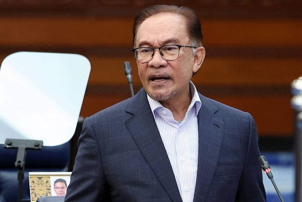  Perdana Menteri Datuk Seri Anwar Ibrahim ketika membentangkan Kajian Separuh Penggal (KSP) Rancangan Malaysia Ke-12 (RMK12) bertemakan &#039;Malaysia Madani: Mampan, Sejahtera, Berpendapatan Tinggi&#039; pada Mesyuarat Khas Dewan Rakyat hari ini. - Foto Bernama