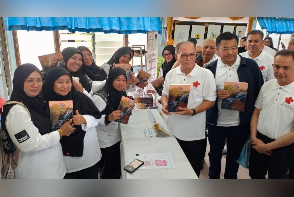 Wan Rosdy selepas majlis pelancaran Buku Budi Pujangga di Sekolah Menengah Kebangsaan (SMK) Methodist Girl School, di sini pada Isnin.