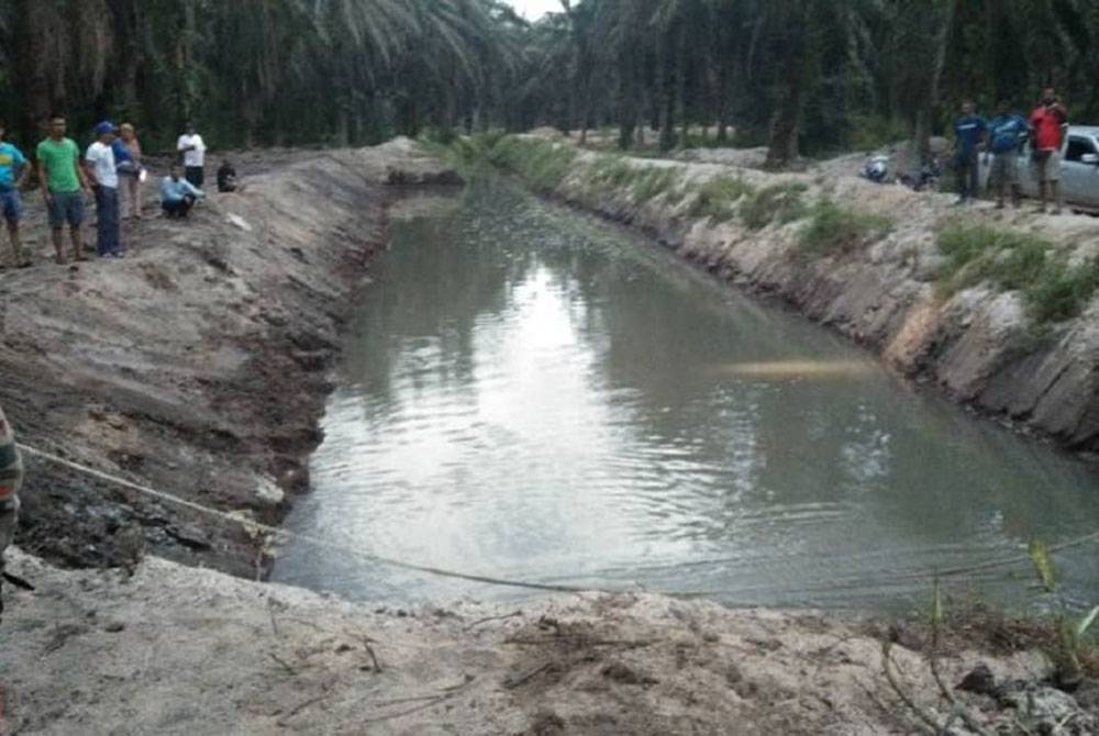 Anggota bomba menemukan mayat mangsa pada kedalaman tiga meter dalam parit di Ladang Seri Gading, Batu Pahat pada petang Ahad.