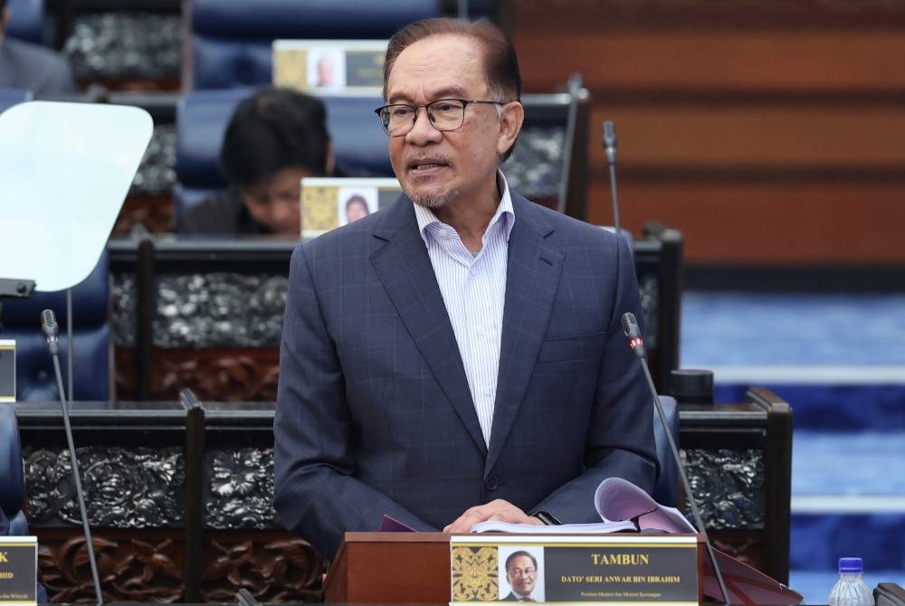 Anwar ketika membentangkan Kajian Separuh Penggal (KSP) Rancangan Malaysia Ke-12 (RMK12) bertemakan ‘Malaysia Madani: Mampan, Sejahtera, Berpendapatan Tinggi’ pada Mesyuarat Khas Dewan Rakyat, pada Isnin. - Foto Bernama