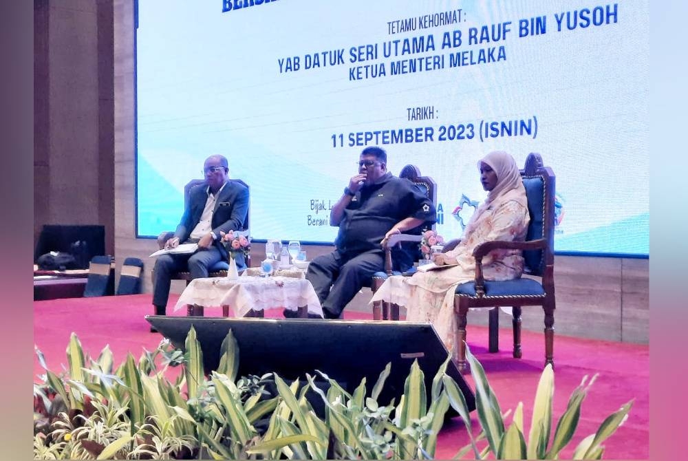 Ab Rauf (dua dari kiri) ketika sesi Town Hall Belanjawan 2024 Negeri Melaka di Ayer Keroh pada Isnin.