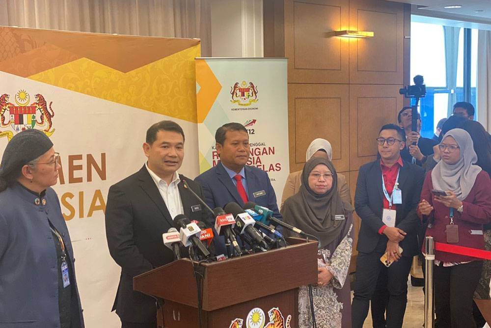 Rafizi ketika sidang media di Lobi Parlimen pada Isnin.