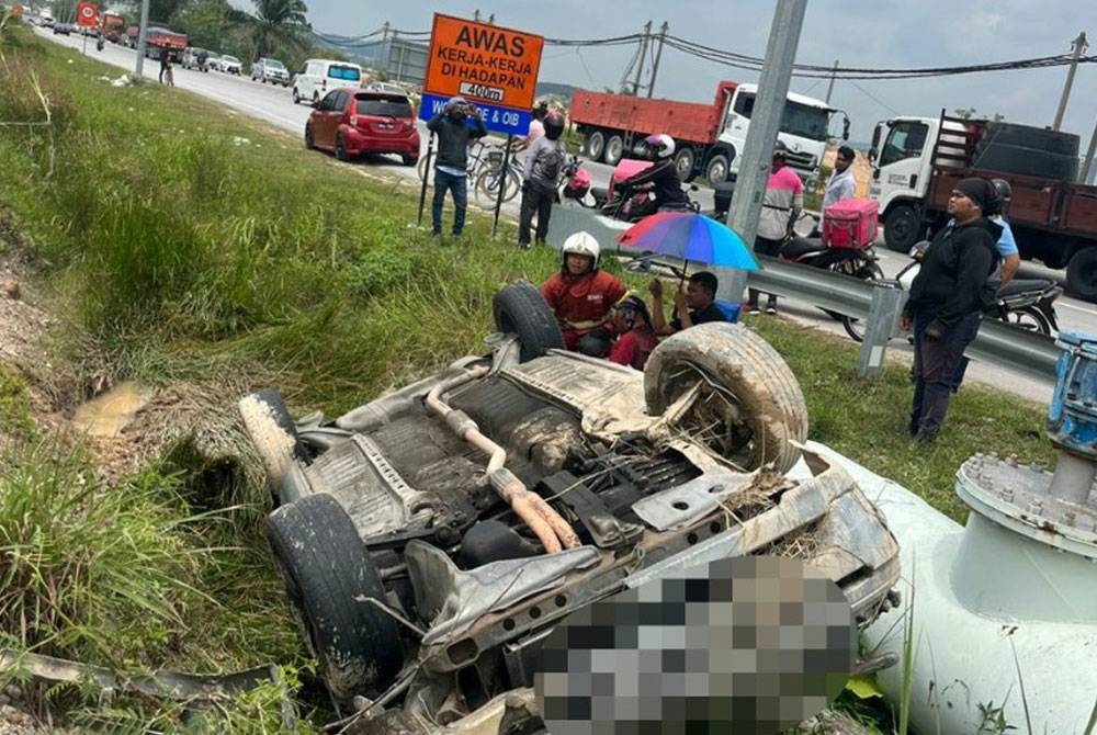 Kereta dipandu mangsa masuk ke dalam parit selepas hilang kawalan di Jalan Alam Perdana - Bandar Puncak Alam pada Isnin.