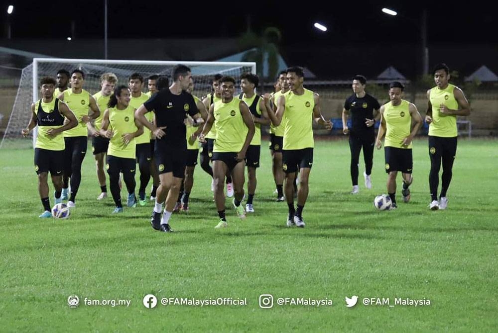 Pemain Harimau Muda menjalani latihan menjelang perlawanan menentang Thailand pada Selasa. - Foto: FAM