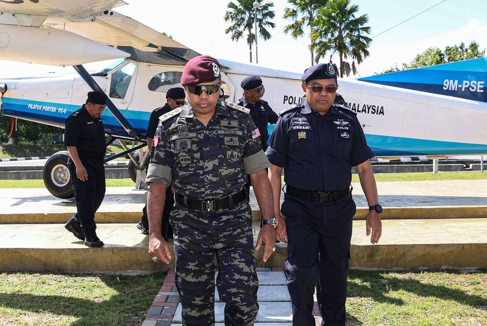 Ayob Khan (depan kiri) meninjau tapak monumen Pilatus Porter PC6 sempena perasmian Majlis Sambutan Hari Ulang Tahun Pasukan Gerakan Udara Tahun 2023 di Pangkalan Latihan Pasukan Gerakan Udara pada Isnin. - Foto: Bernama