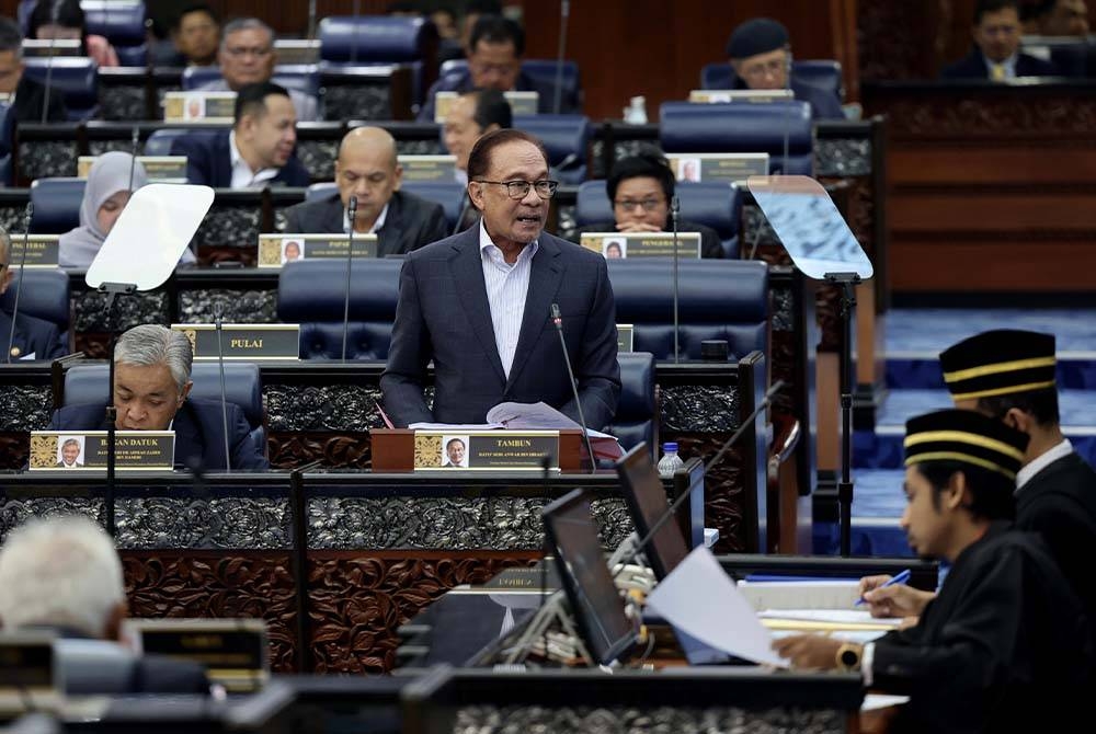 Anwar ketika membentangkan KSP RMK12 pada Mesyuarat Khas Dewan Rakyat hari ini.   - Foto Bernama