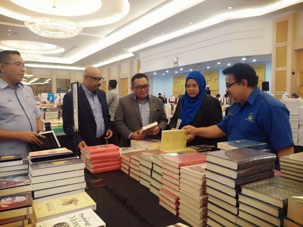 Aznan (tengah) meninjau ruang jualan buku PJBX2023 di Dewan Sivik MBPJ pada Isnin.