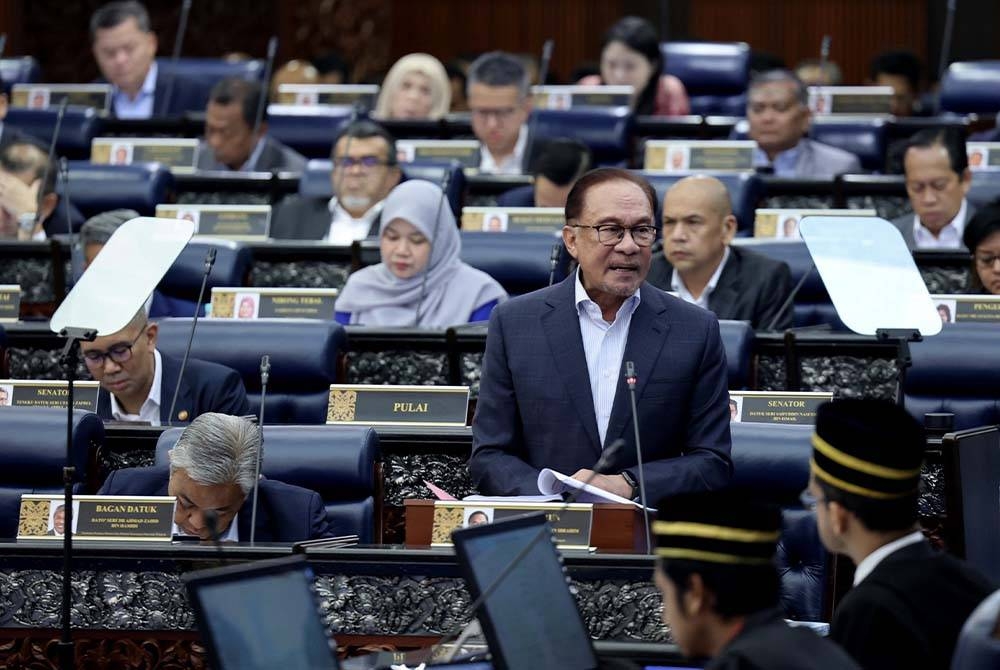 Anwar ketika membentangkan KSP RMK12 pada Mesyuarat Khas Dewan Rakyat hari ini. - Foto Bernama