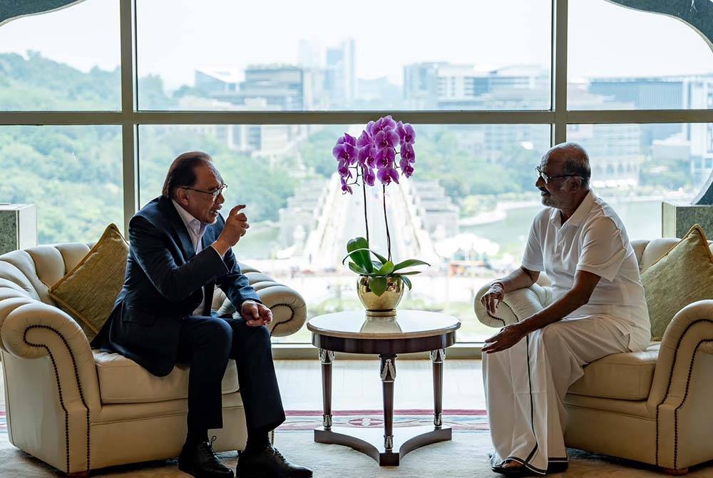 Anwar Ibrahim hari ini menerima kunjungan bintang mega India, Rajinikanth
sumber : Facebook Anwar Ibrahim