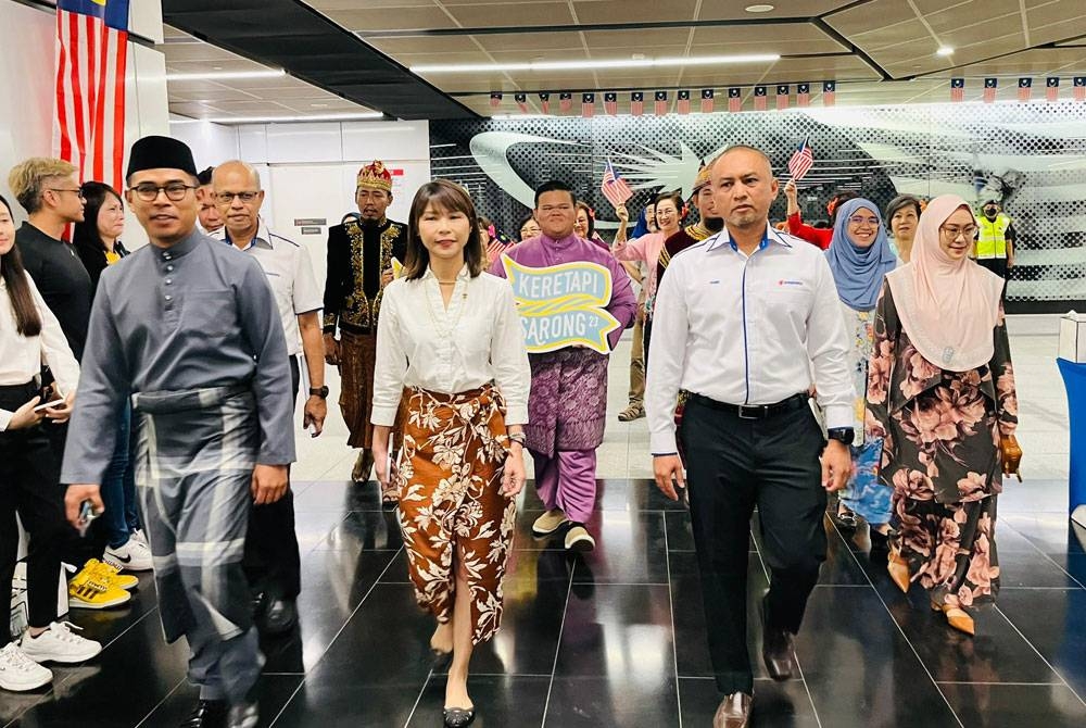 Dari kiri: Shamsul Bahrin; Ketua Pegawai Eksekutif Rapid Rail, Amir Hamdan; Naib Presiden, Marketing Etika Sdn Bhd (wakil Wonda Coffee); Amy Gan Siou Chin dan Pengarah Jabatan Kebudayaan dan Kesenian Negara, Wilayah Persekutuan Kuala Lumpur, Hidayatul ‘Ein Mohamad Azmi pada majlis mengumumkan Dataran Merdeka sebagai lokasi himpunan program tersebut.