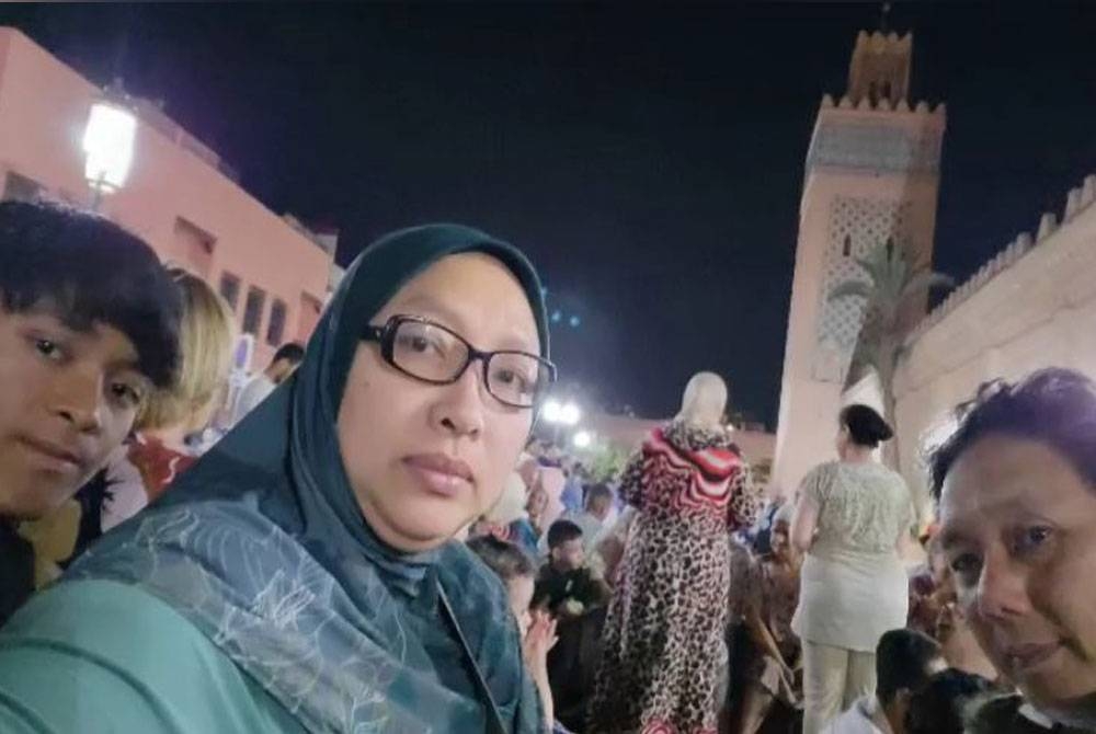 Julie Ezwin bersama anak dan suaminya ketika berkumpul di kawasan Masjid Moulay el-Yazid. - FOTO Instagram colours_and_ezwin.