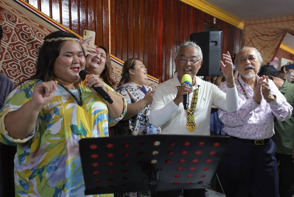 Yang di-Pertuan Agong berkenan menyanyi pada Majlis Santapan Tengah Hari bersama Komuniti sempena Kembara Kenali Borneo di Rumah Panjang Raymond Plen, Ulu Sebauh pada Isnin. - Foto Bernama