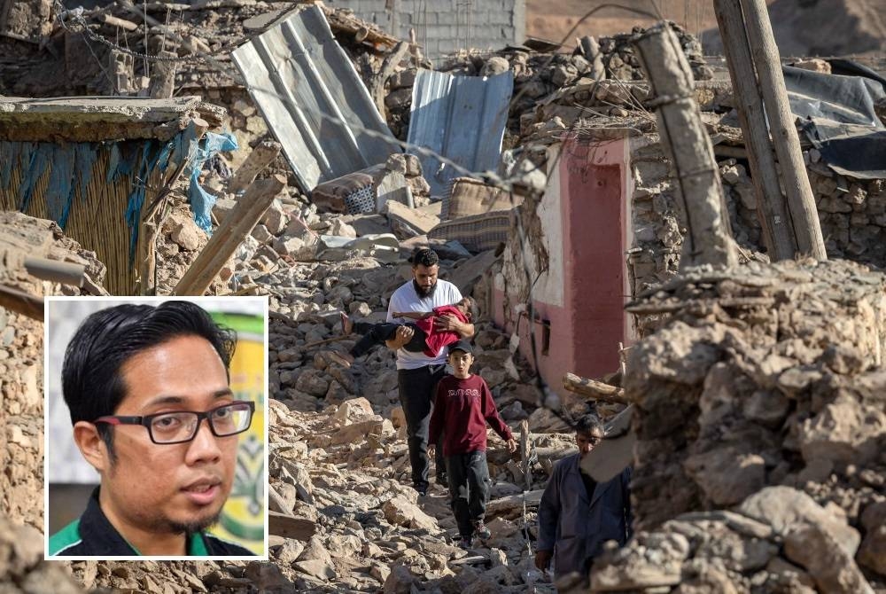 Penduduk di sebuah perkampungan di pergunungan Tafeghaghte berjalan di sebalik runtuhan rumah yang musnah selepas gempa bumi kuat melanda Maghribi Jumaat lalu. - Foto AFP. Gambar kecil: Muhammad Faisal