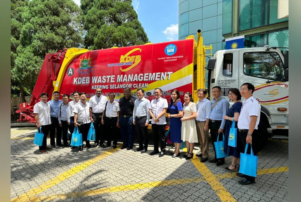 Ramli (berbaju hitam) bersama delegasi Gamuda Land, Vietnam di Ibu Pejabat KDEBWM di Seksyen 14 pada Sabtu.