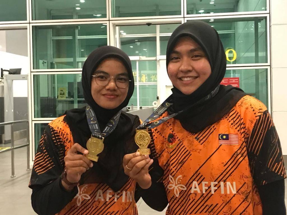 Nabilah (kanan) dan Aleena menunjukkan pingat emas yang dimenangi pada Kejohanan Boling Padang Dunia di Gold Coast, Australia baru-baru ini.