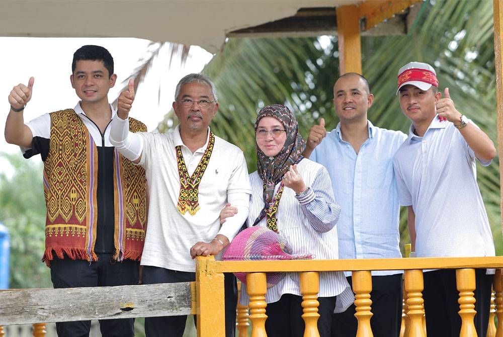 Yang di-Pertuan Agong, Al-Sultan Abdullah Ri&#039;ayatuddin Al-Mustafa Billah Shah dan Raja Permaisuri Agong Tunku Azizah Aminah Maimunah Iskandariah bergambar bersama paduka-paduka anakanda ketika berangkat pada Majlis Santapan Tengah Hari bersama Komuniti sempena Kembara Kenali Borneo di Rumah Panjang Raymond Plen, Ulu Sebauh pada Isnin. - Foto Bernama