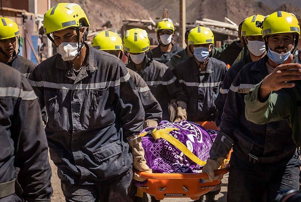 Pasukan penyelamat mengusung mangsa di perkampungan Talat N&#039;Yacoub di daerah al-Haouz di Maghribi . - Foto AFP