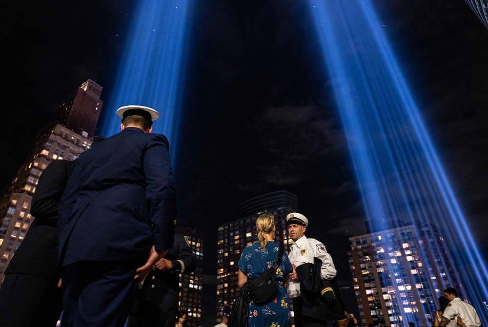 Orang ramai berkumpul di New York pada Isnin bagi memperingati mangsa serangan 9/11.- Foto AFP