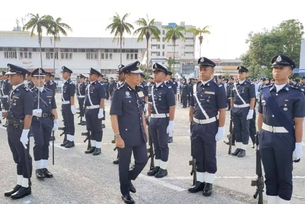 Yahaya memeriksa perbarisan sempena Perhimpunan Bulanan Ketua Polis Pahang di IPK Pahang di sini pada Selasa.