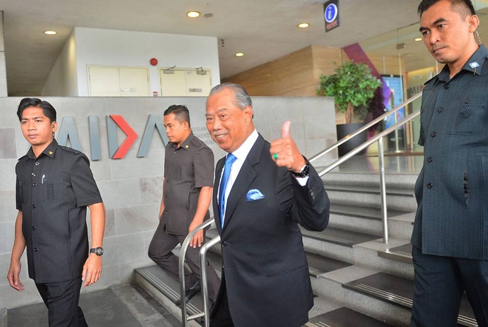 Muhyiddin dilihat tersenyum sambil mengangkat isyarat bagus ketika ditanya berkaitan sesi rakaman keterangan di Kuala Lumpur pada Selasa.