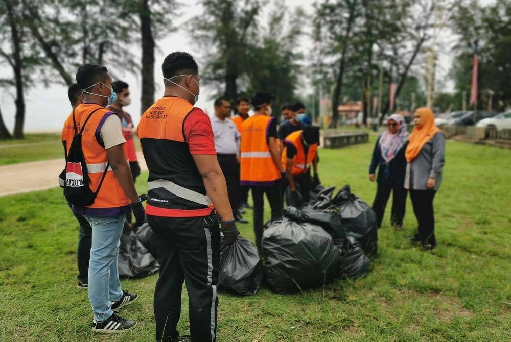 Sebahagian daripada 12 pesalah muda yang menjalani Perintah Khidmat Masyarakat (PKM) membersihkan sampah di Dataran Batu Buruk di Kuala Terengganu, pada Selasa.