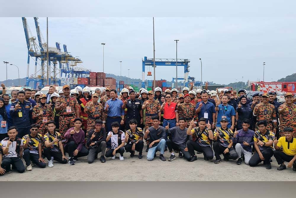 Wan Mohammad Zaidi (barisan kedua, tengah) bersama wakil agensi yang mengambil bahagian dalam D-MEX Gebeng 2023 di Pelabuhan Kuantan di sini pada Selasa.