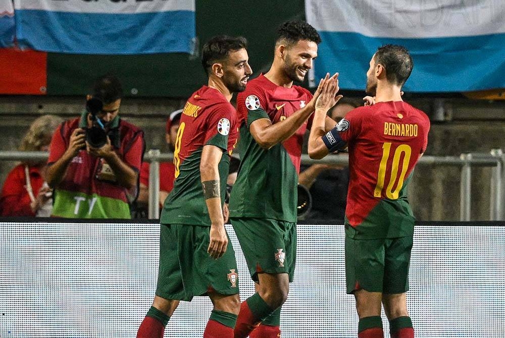 Ramos (tengah) meraikan jaringan bersama Fernandes (kiri) dan Bernardo Silva semasa aksi Portugal menentang Luxembourg di Stadium Algarve, Almancil. FOTO: AFP