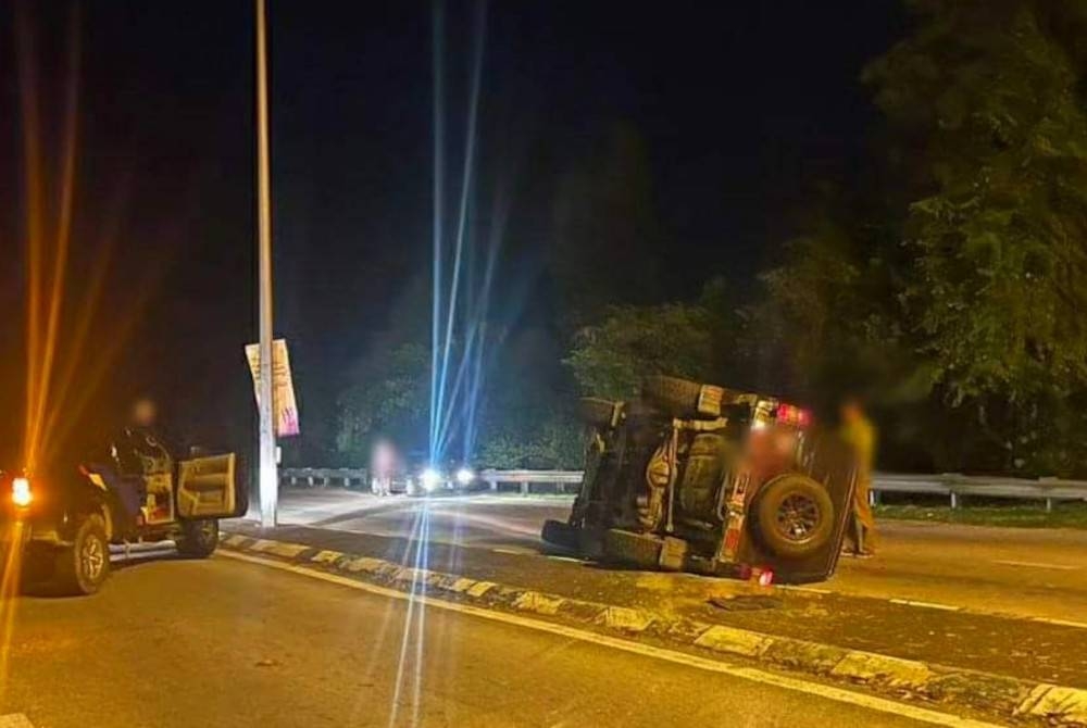 Sebuah pacuan empat roda jenis Mitsubishi Pajero yang membawa 1,349kg minyak masak peket untuk diseludup ke negara jiran terbalik semasa dikejar anggota penguat kuasa KDPN pada Isnin.