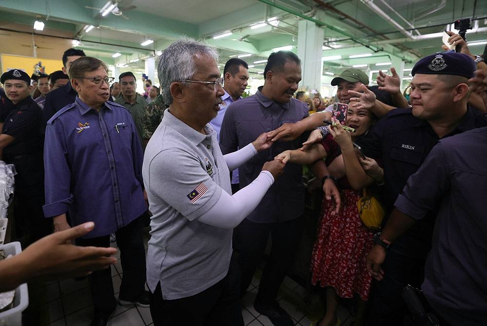 Al-Sultan Abdullah berkenan menyantuni rakyat jelata ketika membuat lawatan ke Pasar Sentral Sibu sempena Kembara Kenali Borneo pada Selasa. - Foto Bernama