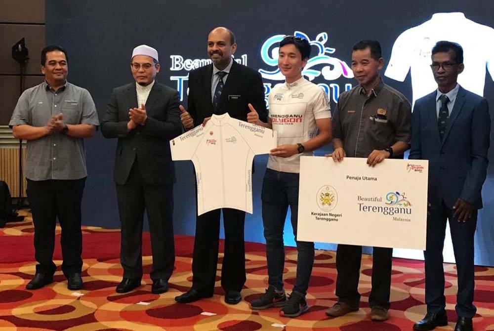 Nagulendran (tiga dari kiri) bersama Hishamuddin (dua dari kiri) ketika Majlis Pengumuman Penajaan LTdL 2023 di MSN, Bukit Jalil sebentar tadi.
Turut kelihatan Ketuan Pengarah MSN, Datuk Ahmad Shapawi Ismail (dua dari kanan) dan Naib Presiden Persekutuan Kebangsaan Berbasikal Malaysia (PKBM), Nor Azman Abu Samah (kanan).