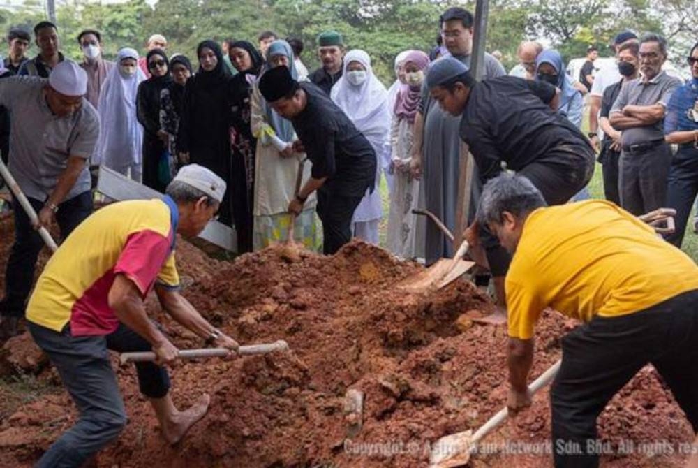 Jenazah Allahyarham Muhammad Zaman Goh Abdullah @ Raymond Goh selamat dikebumikan di Tanah Perkuburan Bukit Kiara, sekitar 5.30 petang pada Selasa. - Foto Awani/Shahir Omar