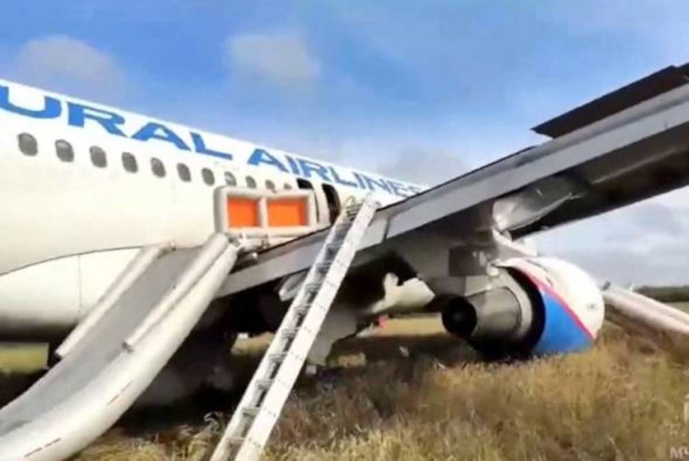 Pesawat Airbus A320 yang dikendalikan oleh syarikat penerbangan Rusia itu membuat pendaratan cemas di sebuah padang. - Foto Reuters