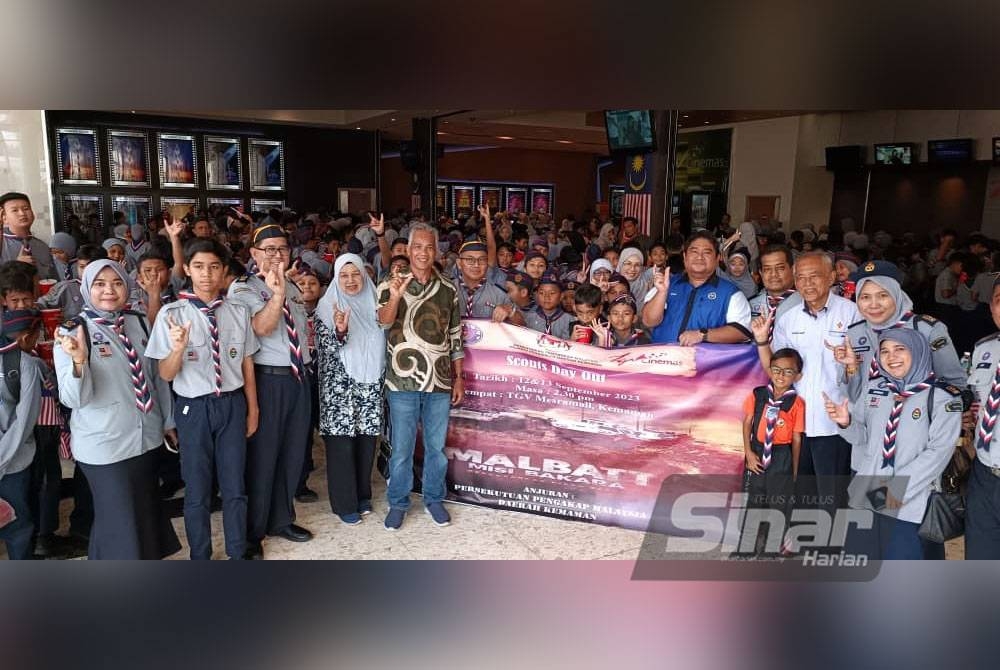 Idris (tengah) bersama ahli-ahli pengakap yang menonton filem Malbatt: Misi Bakara di Mesra Mall, Kemaman.