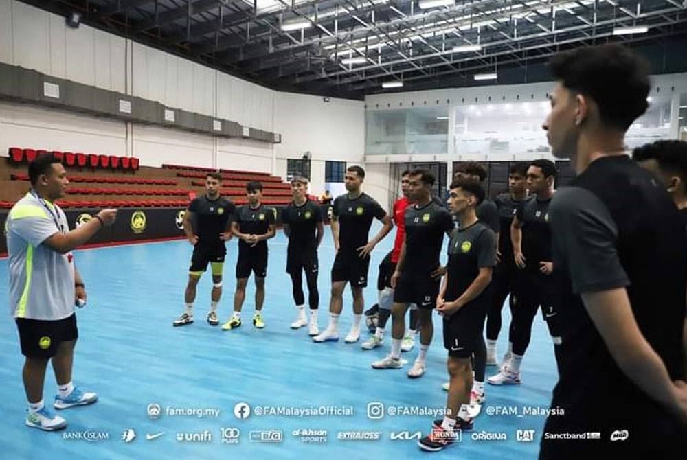 Rakphol (kiri) mengendalikan sesi latihan pertama skuad futsal negara di Kelana Jaya pada Isnin. - Foto Facebook FAM