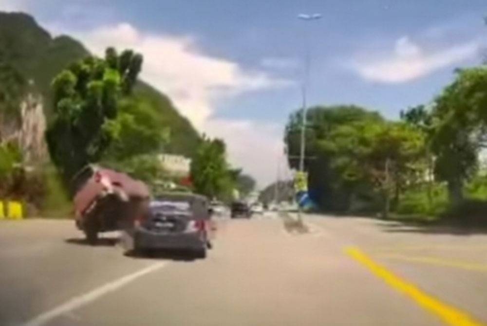 Tangkap layar video menunjukkan kereta Perodua Axia terbalik selepas bergesel dengan Nissan Almera yang keluar simpang di Jalan Sultan Nazrin Shah di Ipoh. - Foto ihsan pembaca