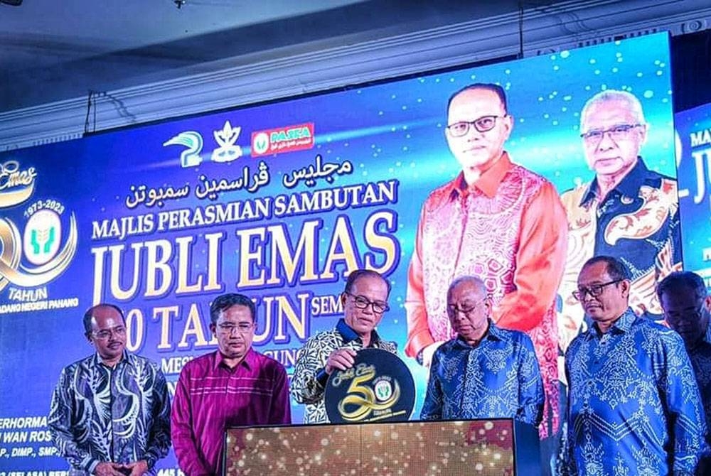 Wan Rosdy (tengah) merasmikan Majlis Perasmian Sambutan Jubli Emas 50 Tahun Sempena Mesyuarat Agung Tahunan Pertubuhan Peladang Negeri Pahang di Hotel Grand Darul Makmur pada malam Selasa.